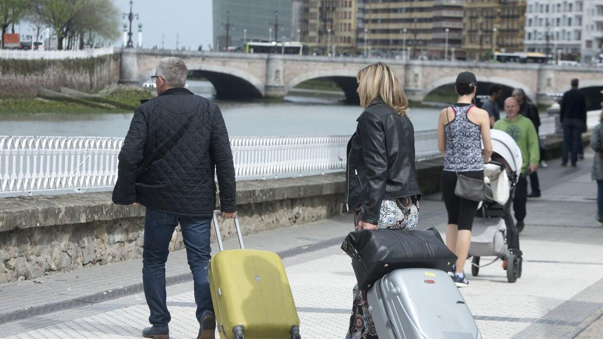 Turistas recién llegados a Donostia.