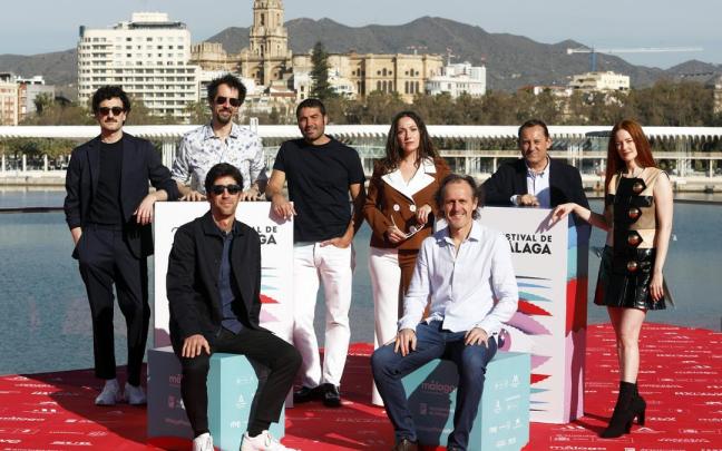 El equipo de 'Una vida no tan simple', con Félix Viscarret (de pie, segundo por la izquierda), e Iker Ganuza (sentado, primero por la izquierda)., en Málaga.