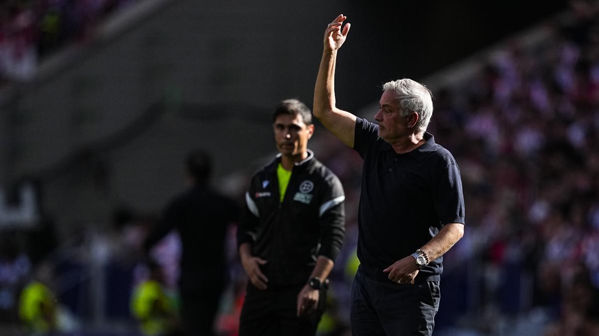 Mourinho protesta una decisión arbitral durante el partido.