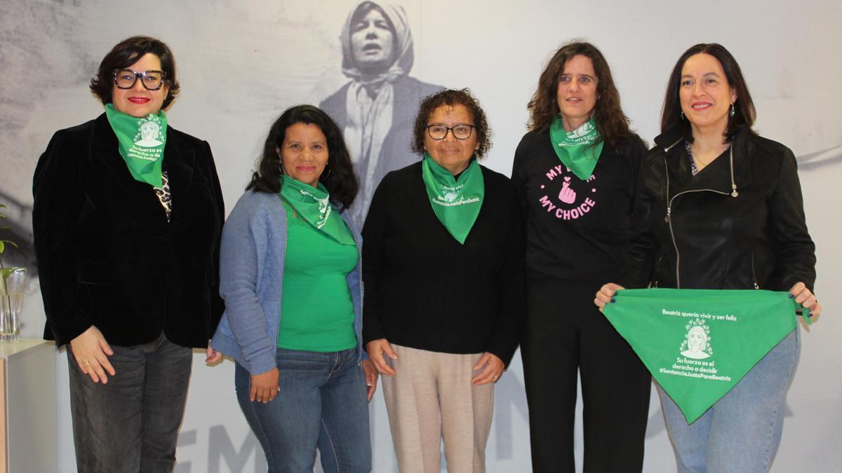 Activistas por el derecho al aborto junto a las concejalas de Cooperación y de Igualdad del Ayuntamiento de Basauri