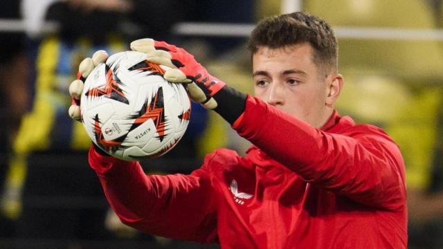 Julen Agirrezabala calienta antes de un partido de Europa League / DEIA Julen Agirrezabala calienta antes de un partido de Europa League / DEIA