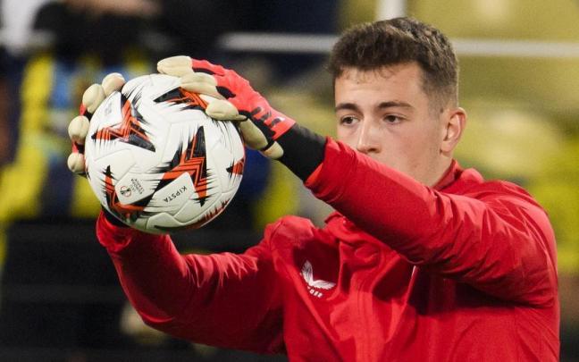 Julen Agirrezabala calienta antes de un partido de Europa League / DEIA Julen Agirrezabala calienta antes de un partido de Europa League / DEIA