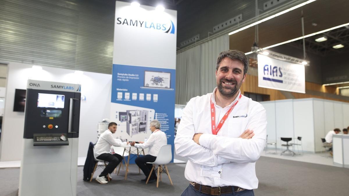 Jon Martínez, uno de los fundadores de la startup Semylabs, y sus compañeros de fondo.