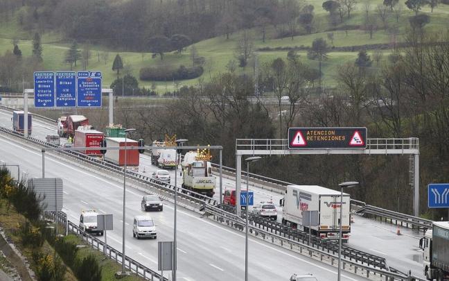 Retenciones por un accidente en el viaducto del Urumea, en la zona donde se van a llevar a cabo las obras / GORKA ESTRADA