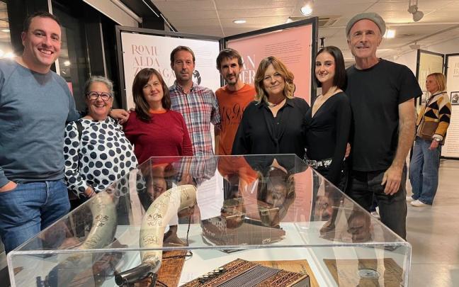 Representantes del Ayuntamiento y familiares de Romualda Zuloaga y J. Mariano Barrenetxea estuvieron en la inauguración