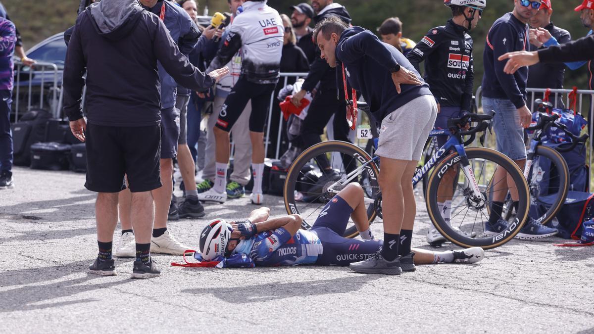 Mikel Landa, en el suelo, tras la etapa de Cerler, se queja del dolor de espalda.