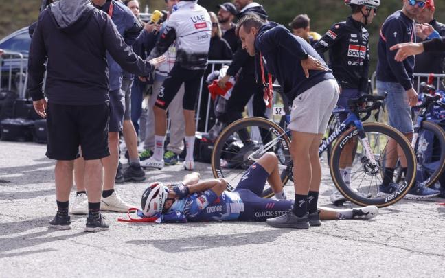 Mikel Landa, en el suelo, tras la etapa de Cerler, se queja del dolor de espalda.