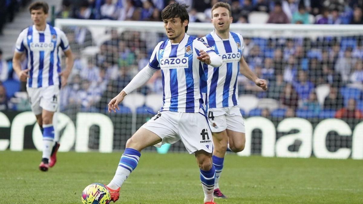 David Silva controla el balón, en el partido ante el Elche, ante la atenta mirada de Illarramendi.