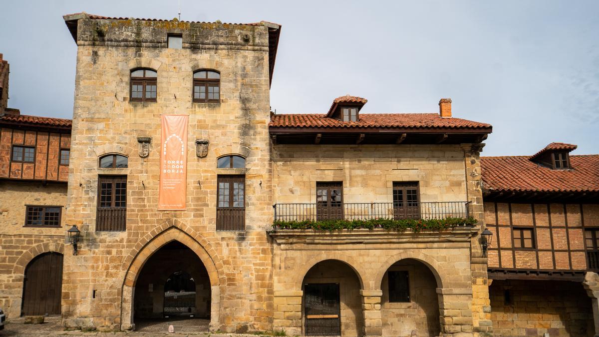 A la medieval Torre de Don Borja se accede por unos soportales.