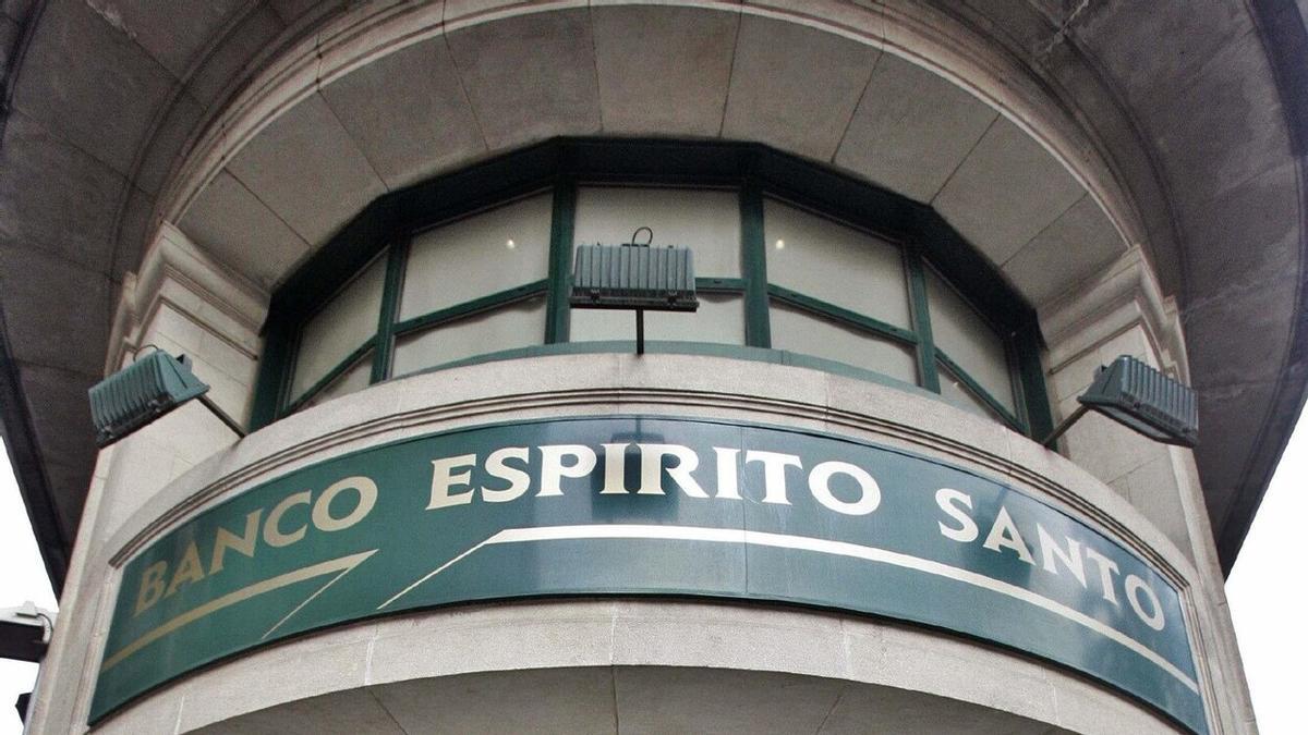 Un agente de la Agencia Tributaria sale de la sede del banco portugués Espírito Santo situada en la Diagonal.