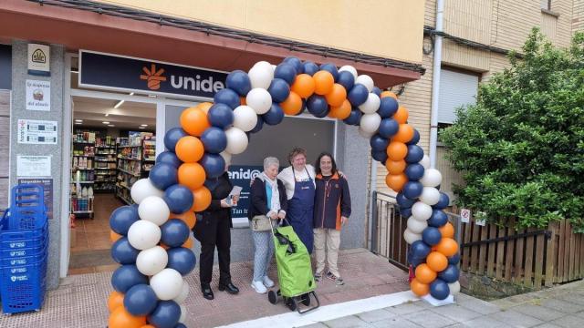 Bienvenida a los primeros clientes en la jornada de reapertura de La despensa del abuelo