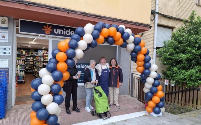 Bienvenida a los primeros clientes en la jornada de reapertura de La despensa del abuelo
