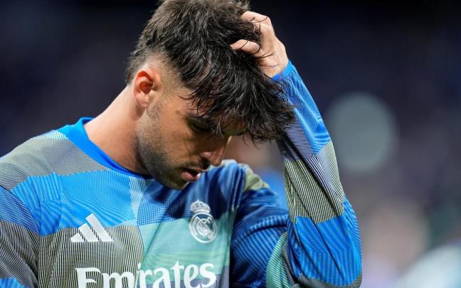 Raúl Asencio, antes de un partido con el Real Madrid.