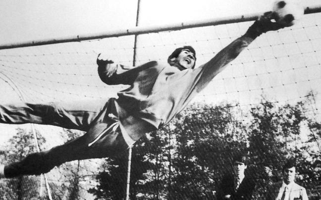 Iribar realiza una estirada en un entrenamiento en una de las fotografías más icónicas de la leyenda rojiblanca.