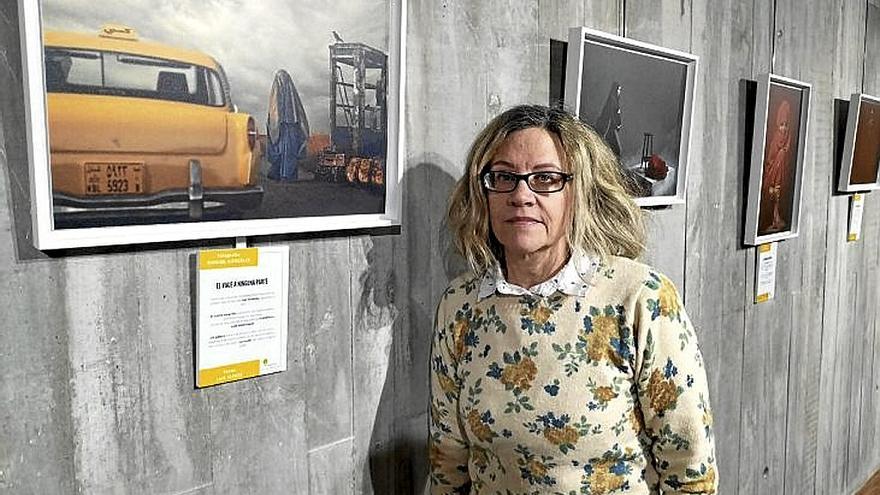 Amaia G. Novo, ante una de las fotodenuncias. | FOTOS: E. ZUNZUNWEGI