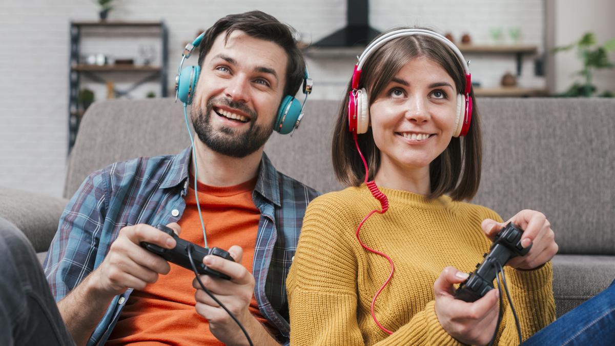 Una pareja se divierte utilizando un videojuego