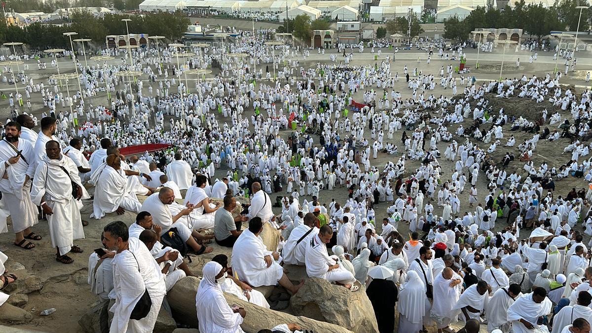 Cientos de musulmanes en el monte Arafat durante la peregrinación a La Meca, en Arabia Saudí.