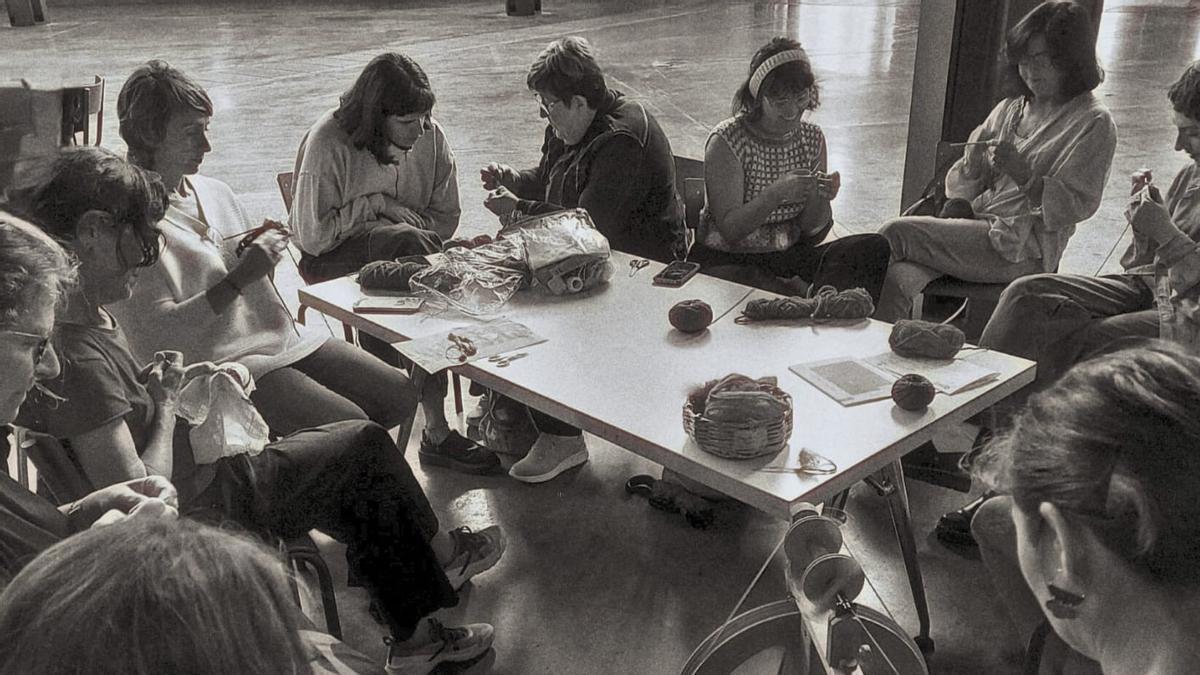 Un grupo de mujeres tomando parte en un filandón, la actividad destacada del Museo Vivo de este año en Artziniega