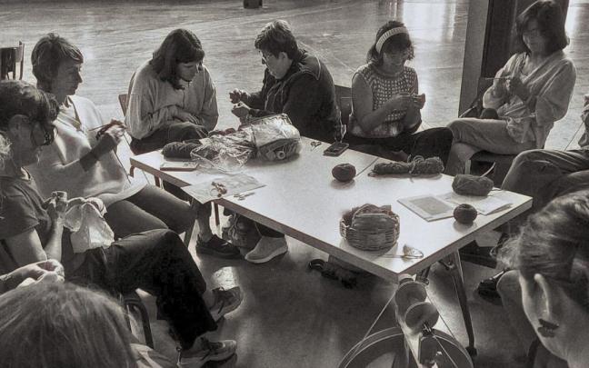 Un grupo de mujeres tomando parte en un filandón, la actividad destacada del Museo Vivo de este año en Artziniega