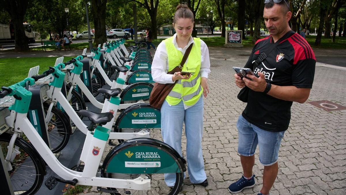 Nur Sancho explica a Marcos Palomares el funcionamiento y las tasas de las bicicletas eléctricas, con un 50 % de descuento hasta el 30 de septiembre.