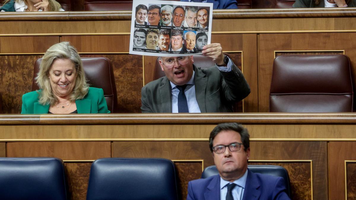 El virtual secretario general del PP, Miguel Tellado, exhibiendo las fotografías de socialistas asesinados por ETA en una de sus polémicas actuaciones como portavoz en el Congreso