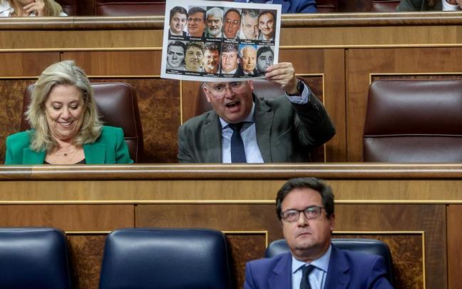 El virtual secretario general del PP, Miguel Tellado, exhibiendo las fotografías de socialistas asesinados por ETA en una de sus polémicas actuaciones como portavoz en el Congreso