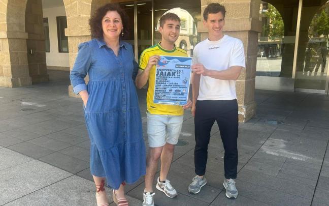 La alcaldesa Ainhoa Salterain, el artista Jonkass y el concejal Koldo Bilbao, durante la presentación del cartel musical de los Carmenes.