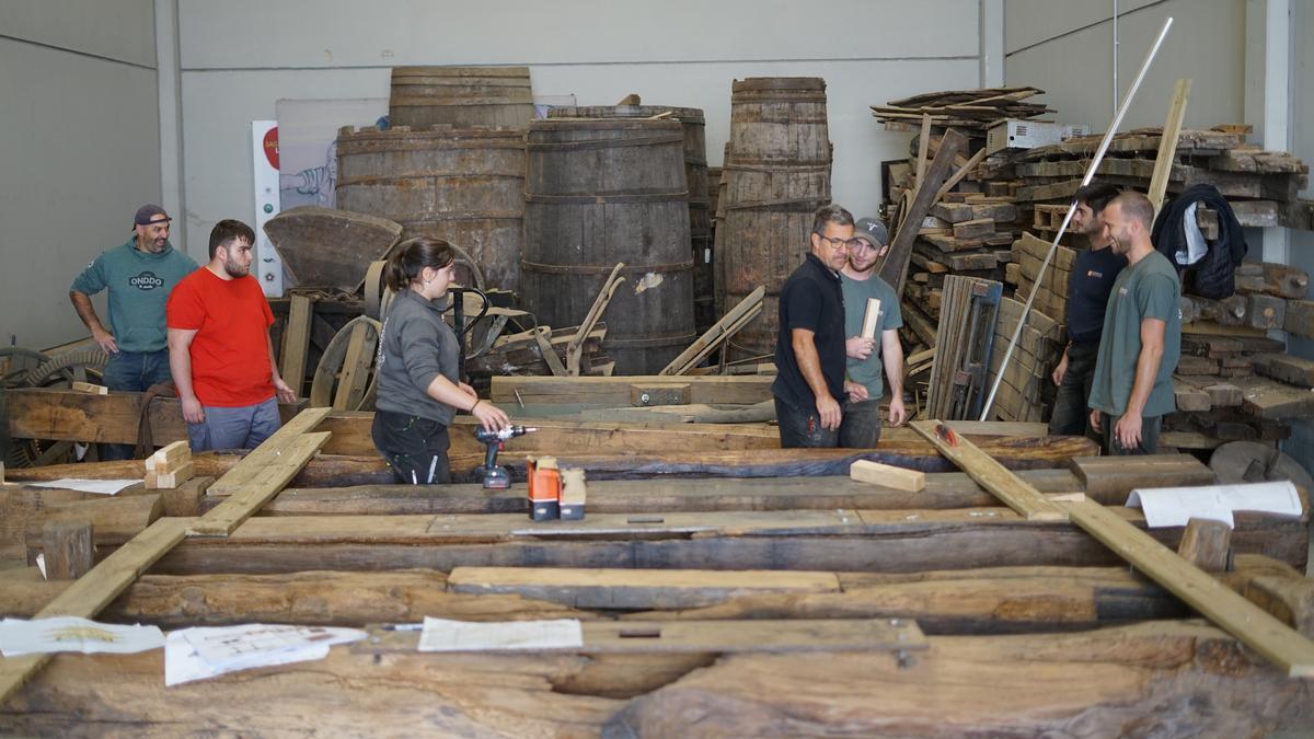 Los estudiantes restaurando el lagar.