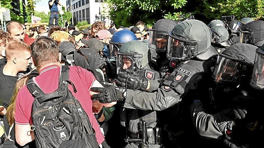 Enfrentamientos entre manifestantes y la Policía en Essen. | FOTO: E. P.