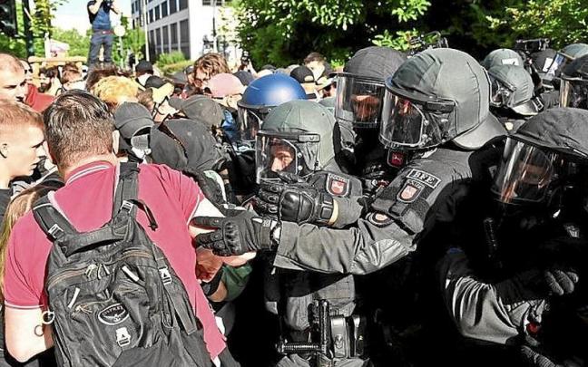 Enfrentamientos entre manifestantes y la Policía en Essen. | FOTO: E. P.