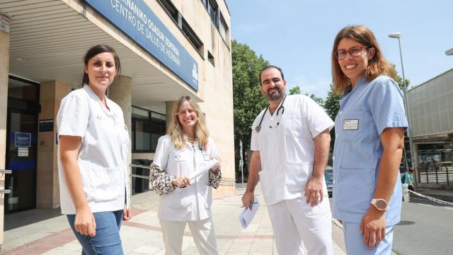 Saioa García Sánchez, Itziar Barbancho, Ion Otaegi y Amaia González de la Puente en el centro de salud de Hernani | Iker Azurmendi - Deia Saioa García Sánchez, Itziar Barbancho, Ion Otaegi y Amaia González de la Puente en el centro de salud de Hernani | Iker Azurmendi - Deia