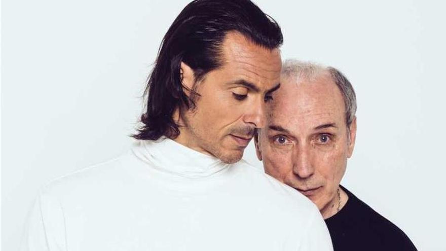 Igor Yebra y Eusebio Poncela en una imagen promocional de 'El beso de la mujer araña'