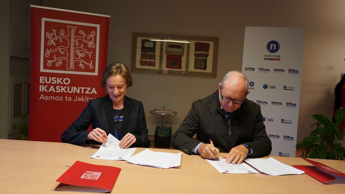 Juan José Baños y Ana Urkiza firman el convenio de colaboración entre Grupo Noticias y Eusko Ikaskuntza.