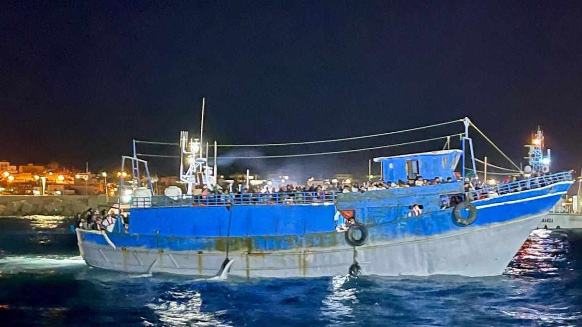 Un barco con migrantes rescatados en las costas de Italia.