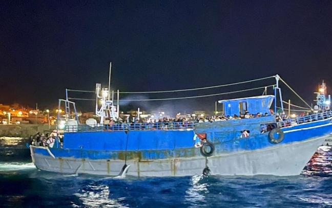 Un barco con migrantes rescatados en las costas de Italia.