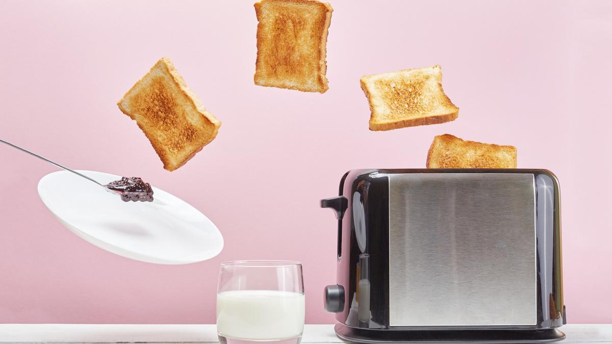 Unas tostadas con frambuesa y leche.