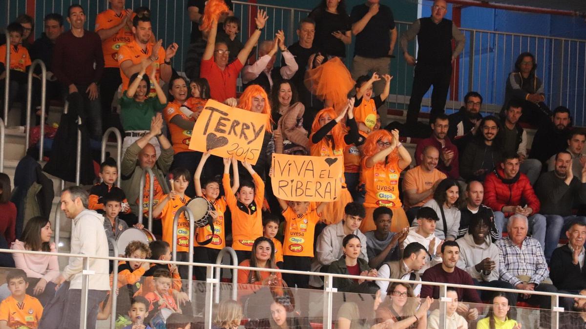 Un grupo de aficionados y aficionadas del Aspil llevaron carteles y pelucas para animar a Terry.