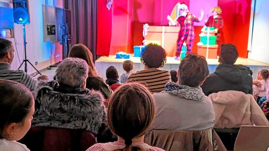 Diferentes generaciones disfrutando de una obra de teatro en la Casa de Cultura de Artziniega.