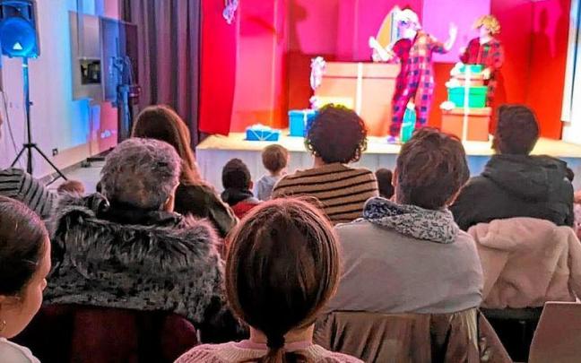 Diferentes generaciones disfrutando de una obra de teatro en la Casa de Cultura de Artziniega.