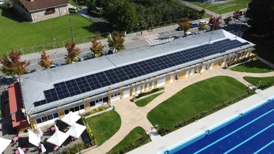 Placas solares en las piscinas de Amurrio.