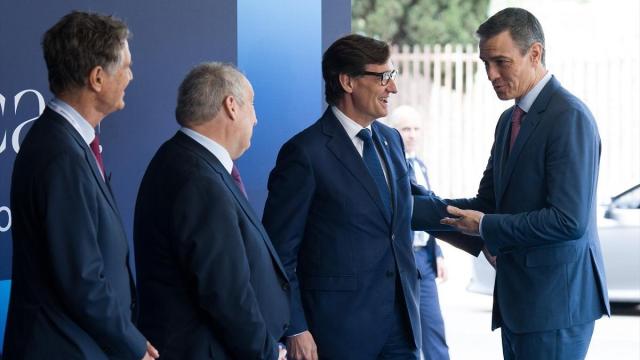 El presidente del gobierno, Pedro Sánchez (D), saluda a Salvador Illa (2D), durante la 40 Reunió Cercle d'Economia. / EP El presidente del gobierno, Pedro Sánchez (D), saluda a Salvador Illa (2D), durante la 40 Reunió Cercle d'Economia.