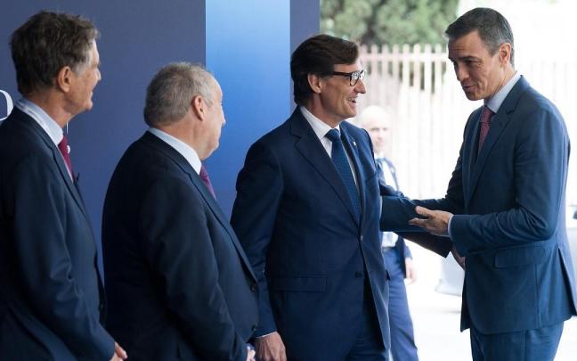El presidente del gobierno, Pedro Sánchez (D), saluda a Salvador Illa (2D), durante la 40 Reunió Cercle d'Economia.