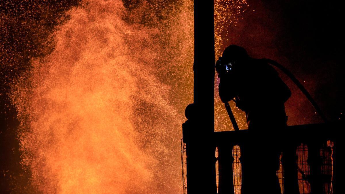 Un bombero combate un incendio en Vila Pouca de Aguiar.