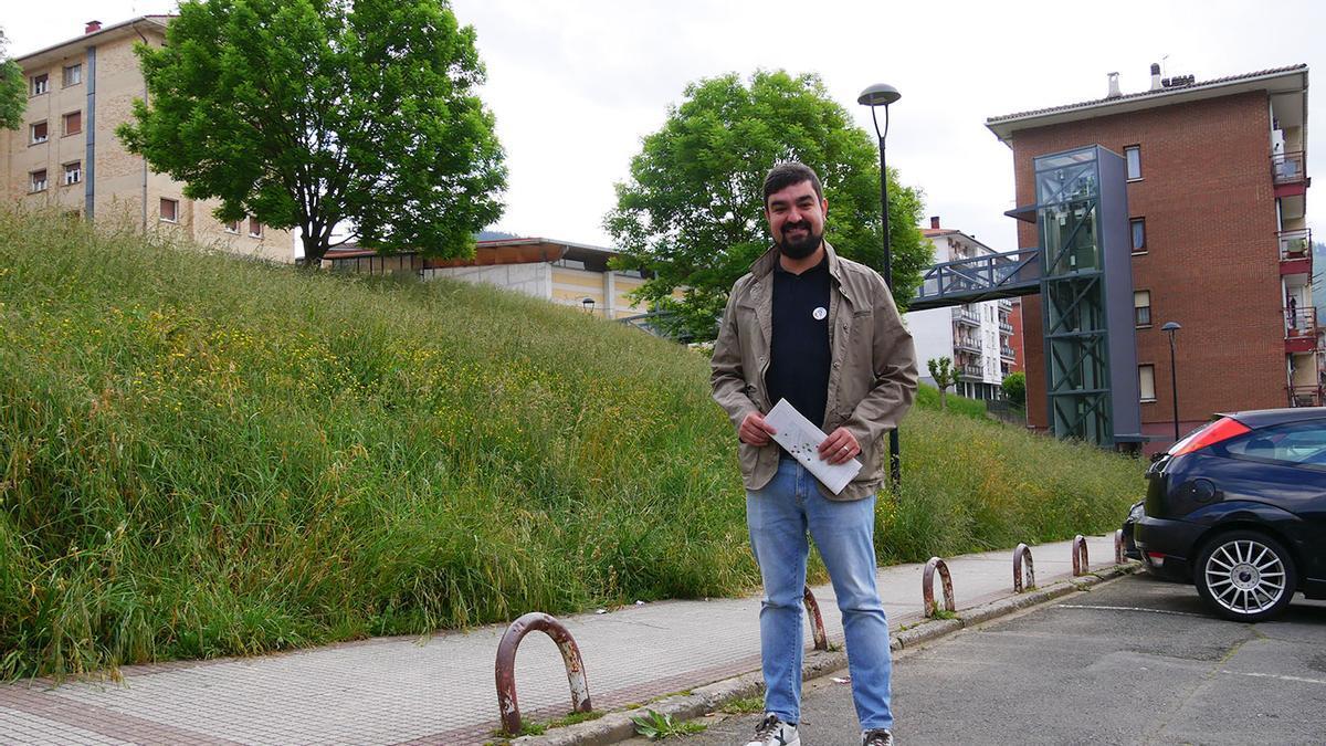 El alcalde de Legazpi, en la zona donde se va a construir uno de los aparcamientos.