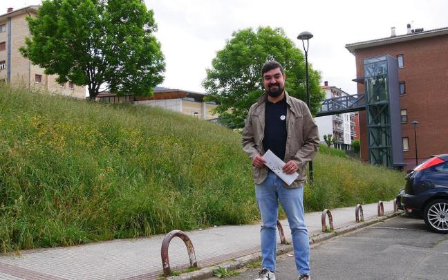 El alcalde de Legazpi, en la zona donde se va a construir uno de los aparcamientos. / Legazpiko Udala El alcalde de Legazpi, en la zona donde se va a construir uno de los aparcamientos.