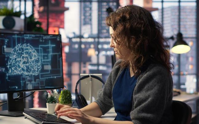 Dando instrucciones a una IA para desarrollar un trabajo.