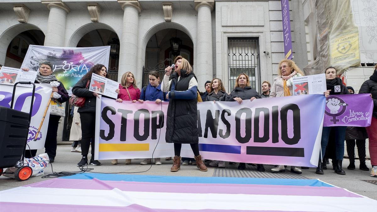 La activista y presidenta de la Federación Plataforma Trans, Mar Cambrollé, interviene durante una concentración convocada por la Federación Plataforma Trans, frente al Ministerio de Igualdad, a 9 de enero de 2024, en Madrid (Espa&#241