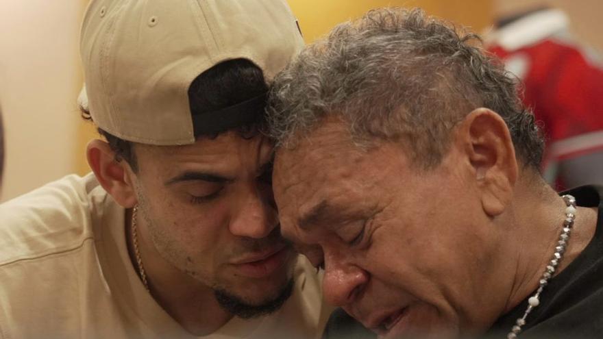 Luis Díaz abrazando a su padre.