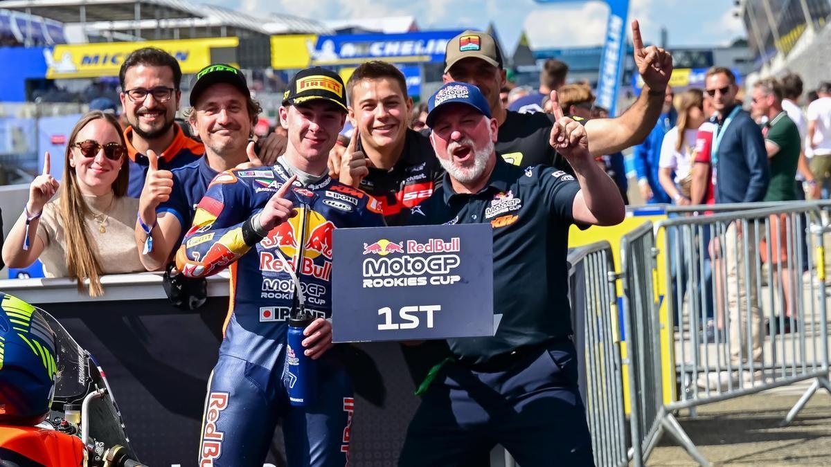 'Pelontxu' celebra la victoria con su equipo.