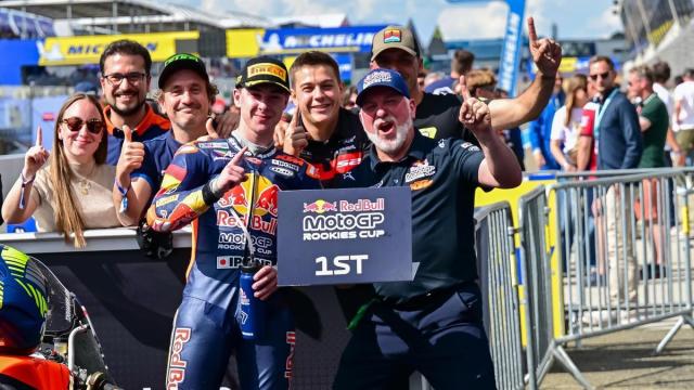 'Pelontxu' celebra la victoria con su equipo.